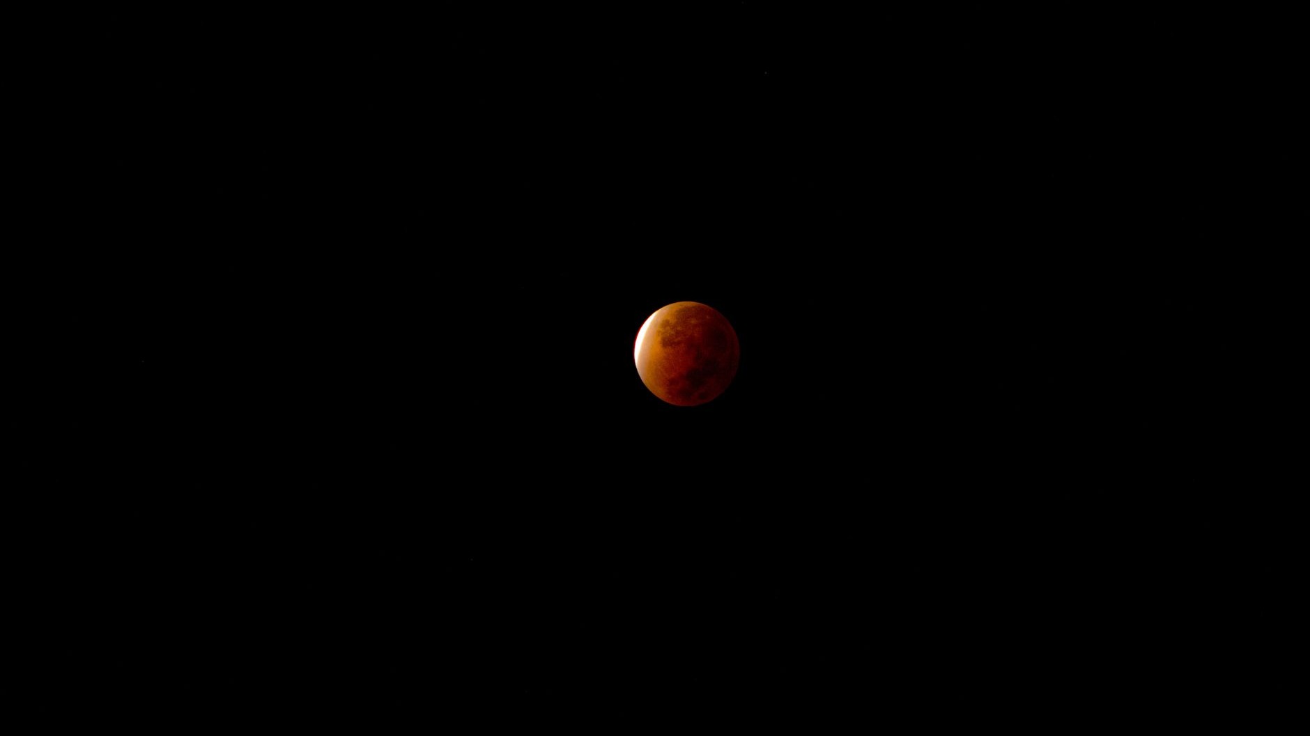 Eclissi di Luna: perché durante l'eclissi la Luna diventa rossa