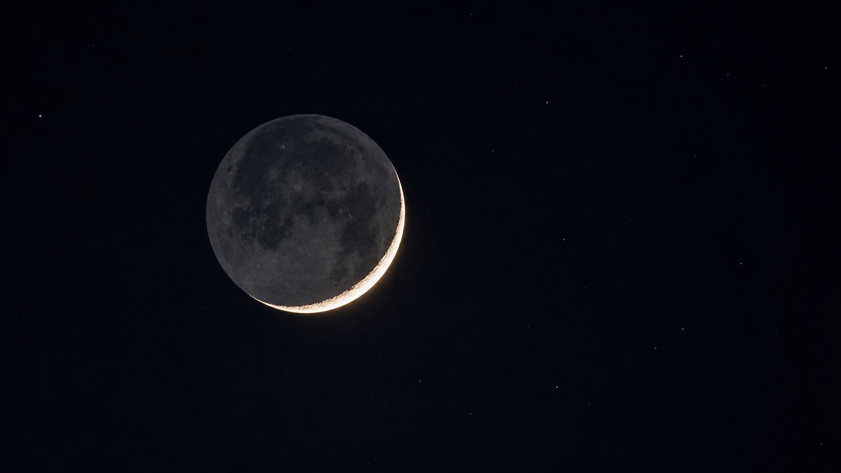 La luce cinerea: la Luna intera anche a falce