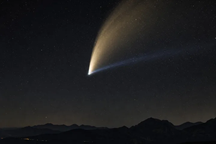 Cometa con doppia coda visibile nel cielo notturno, fotografico realistico