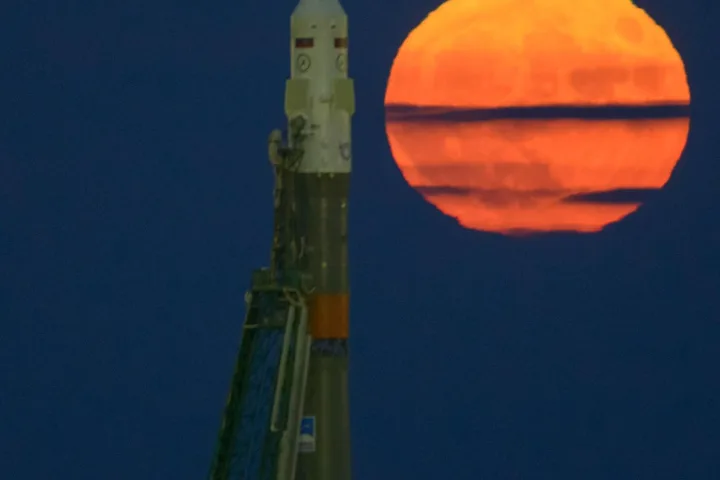 La Luna e la Terra viste dallo spazio, rappresentazione scientifica della distanza orbitale