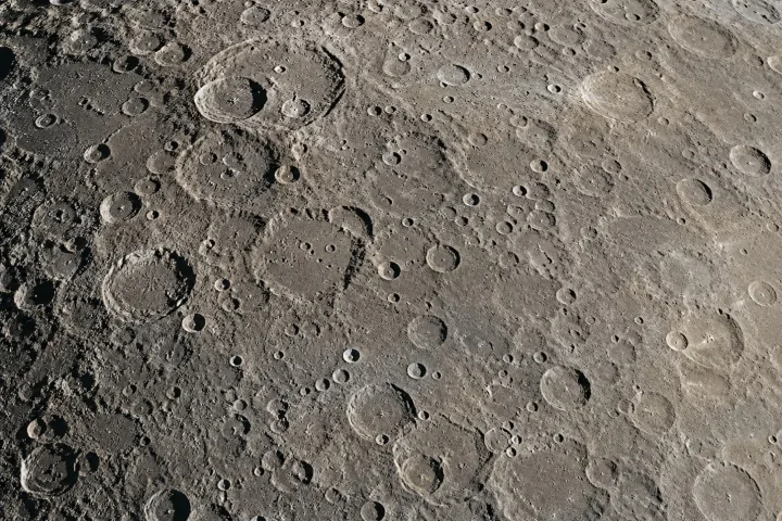 Superficie craterizzata di Mercurio fotografata da una sonda spaziale, immagine reale NASA