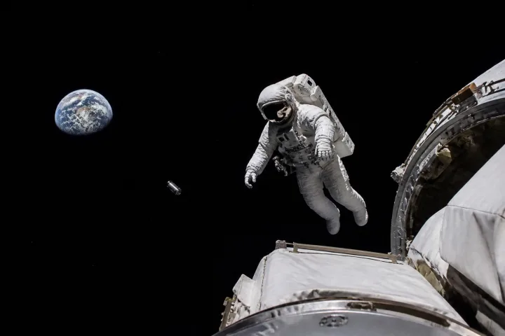 Astronauta nello spazio che comunica via radio, immagine reale NASA