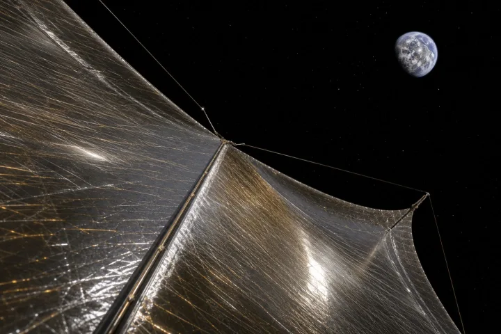 Astronave con vela solare riflettente nello spazio, immagine scientifica realistica
