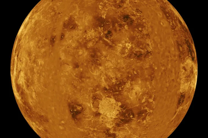 Venere fotografata dallo spazio, immagine reale della sua densa atmosfera
