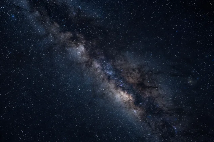 L'arco luminoso della Via Lattea visibile in un cielo notturno buio, fotografia reale