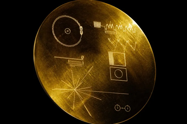 Il disco d'oro Voyager Golden Record con le istruzioni simboliche incise sulla copertina