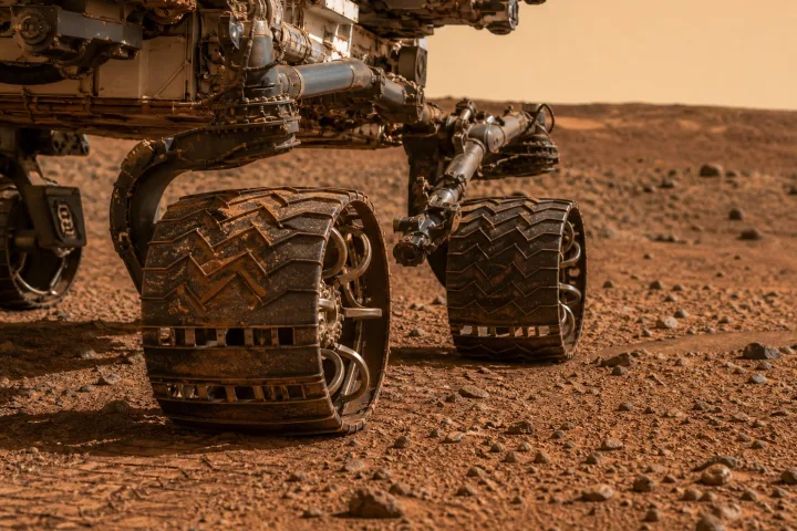 Il rover cinese Zhurong sulla superficie rossa e polverosa di Marte, immagine reale