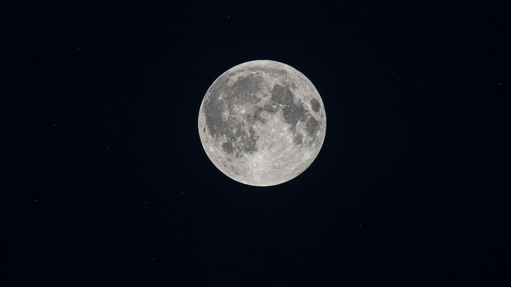 Perché la Luna non ha anelli come Saturno