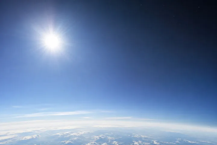 Il cielo azzurro diurno illuminato dalla luce diffusa del Sole, che nasconde la luce delle stelle più deboli