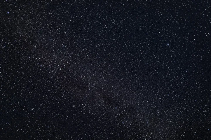 Un cielo notturno buio e sereno ricoperto di migliaia di stelle visibili a occhio nudo