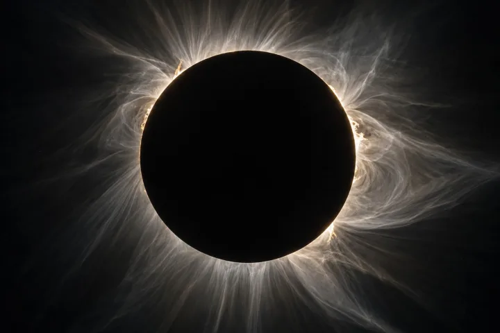 La corona solare visibile come un alone luminoso attorno al Sole durante un'eclissi solare totale