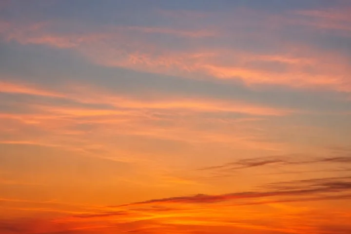 Il cielo arancione del crepuscolo prolungato vicino a una regione polare, con il Sole basso sull'orizzonte