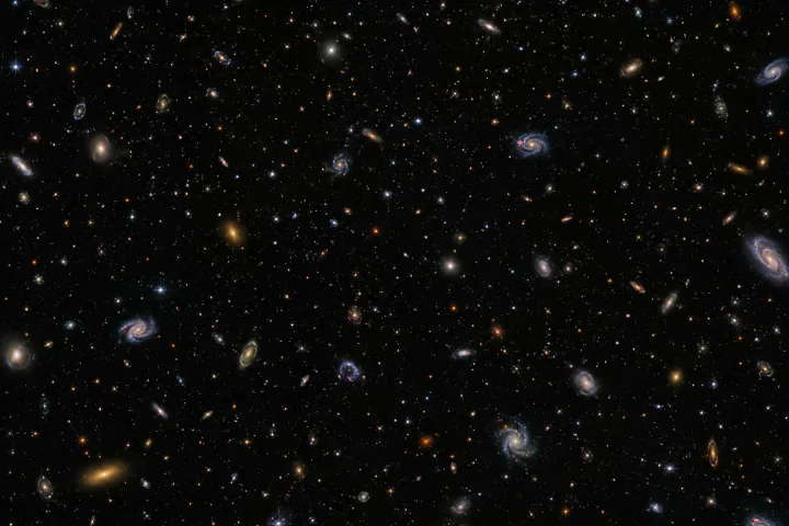 Rappresentazione scientifica dell'espansione dell'universo senza un centro, con galassie che si allontanano in ogni direzione