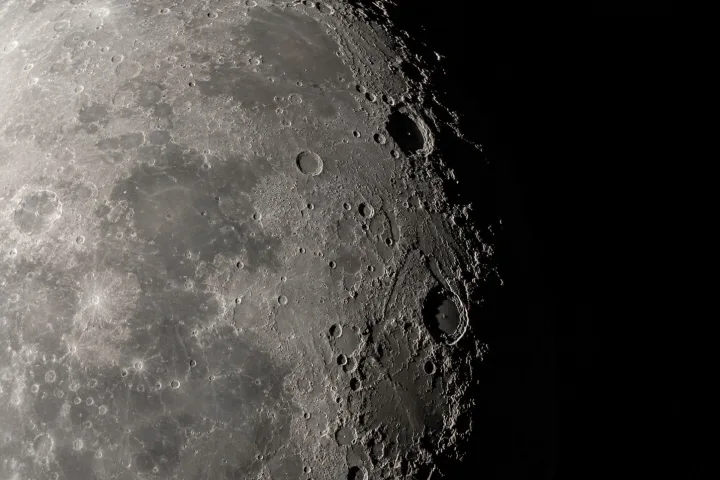 Diagramma scientifico che mostra come la librazione lunare permette di vedere leggermente oltre il bordo visibile della Luna