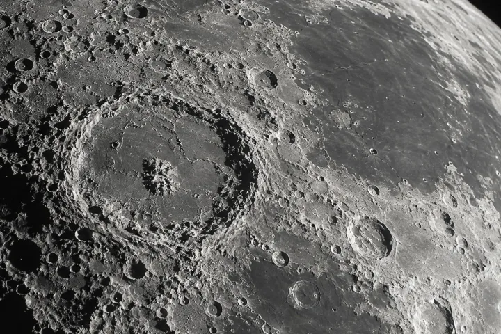 Una luna piena normale nel cielo notturno, priva di qualsiasi colorazione blu reale