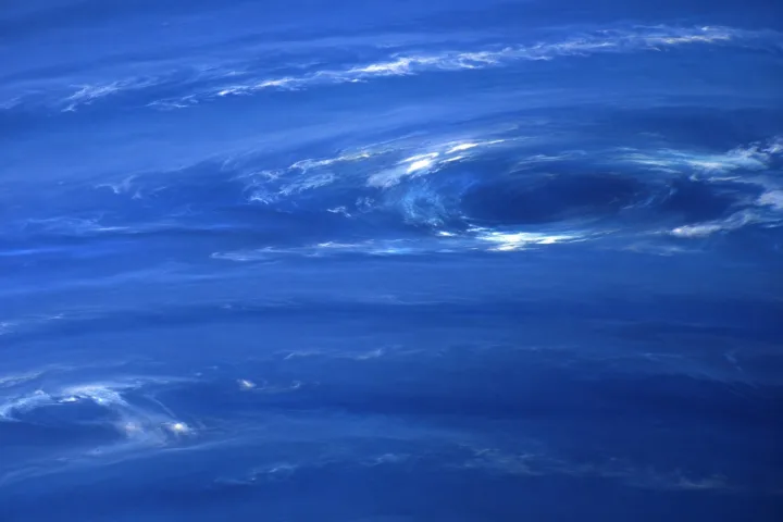 Il pianeta Nettuno con le sue bande atmosferiche e una grande macchia scura di tempesta