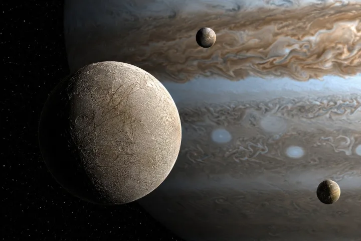 Confronto scientifico tra i pianeti giganti gassosi e il numero di lune che li orbitano
