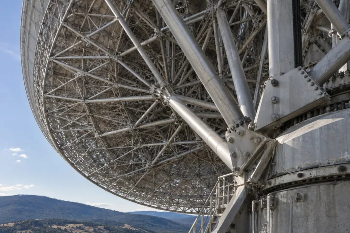 Un grande piatto di radiotelescopio che osserva il cielo anche in pieno giorno