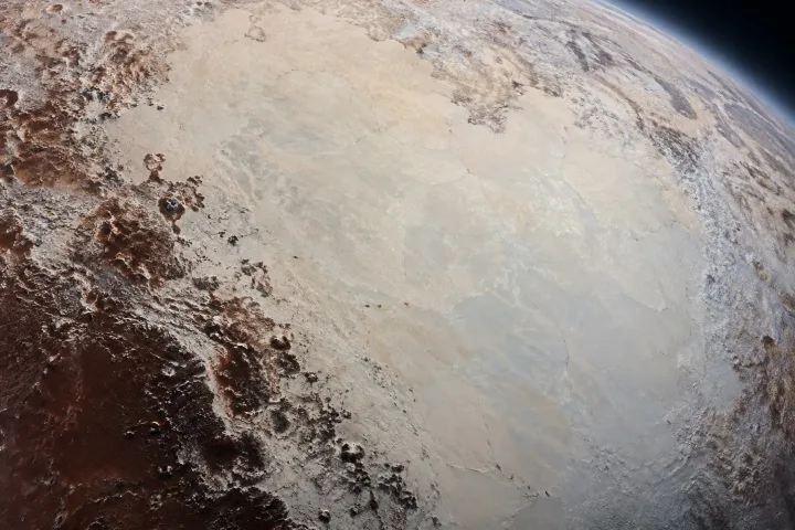 Primo piano della regione a forma di cuore di Plutone, Tombaugh Regio, con la sua superficie ghiacciata