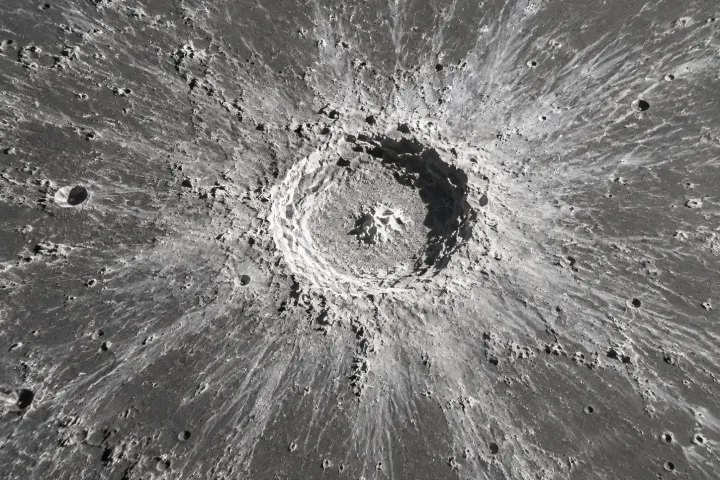 Il cratere lunare Tycho con i suoi lunghi raggi luminosi che si estendono sulla superficie della Luna