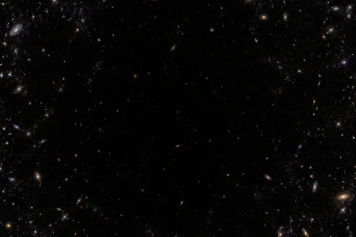 Rappresentazione scientifica della ragnatela cosmica con filamenti luminosi di galassie e grandi zone buie di vuoto
