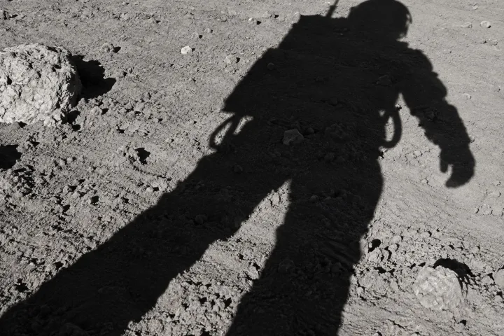 L'ombra netta e completamente nera di un astronauta sulla superficie lunare, priva di atmosfera