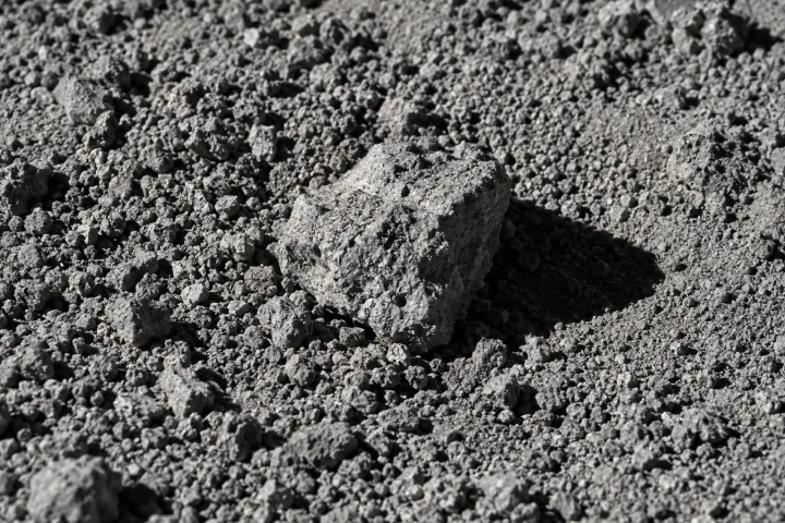 Un stivale da astronauta con una impronta nella polvere lunare grigia e fine