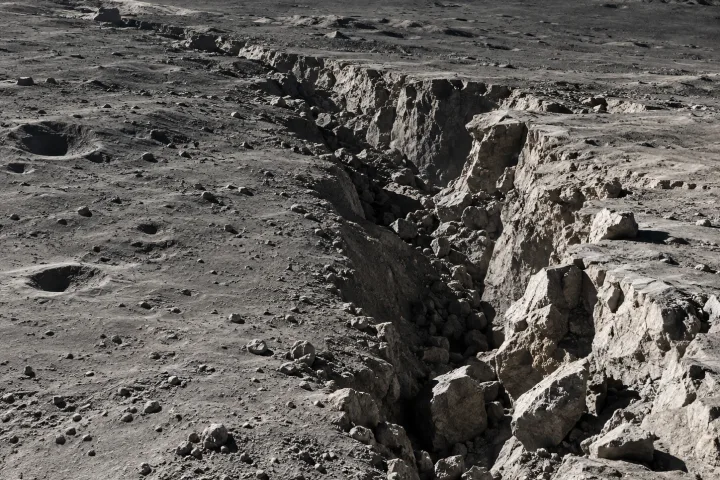 Un sismografo lasciato dagli astronauti sulla superficie polverosa della Luna