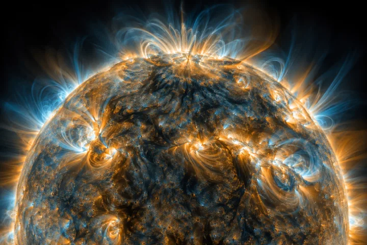 La sonda Solar Orbiter nello spazio vicino al Sole, con la superficie luminosa e il polo solare sullo sfondo