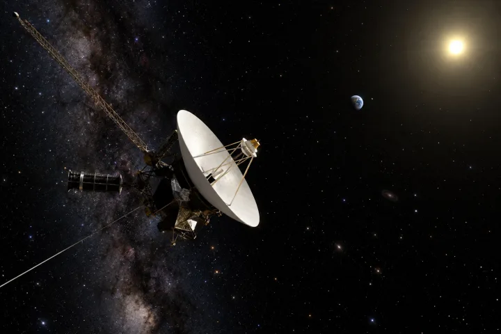 Una sonda spaziale che viaggia nello spazio profondo senza motori accesi, in mezzo a un cielo di stelle