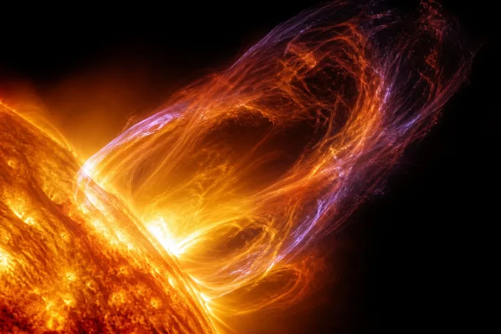 Rappresentazione scientifica di un'espulsione di massa coronale che si allontana dalla superficie del Sole verso lo spazio