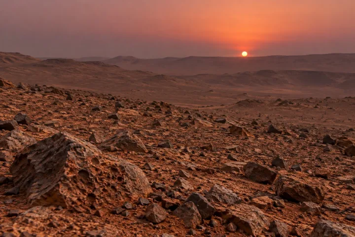 Un tramonto su Marte fotografato da un rover, con un caratteristico alone azzurro intorno al Sole e un cielo rosa